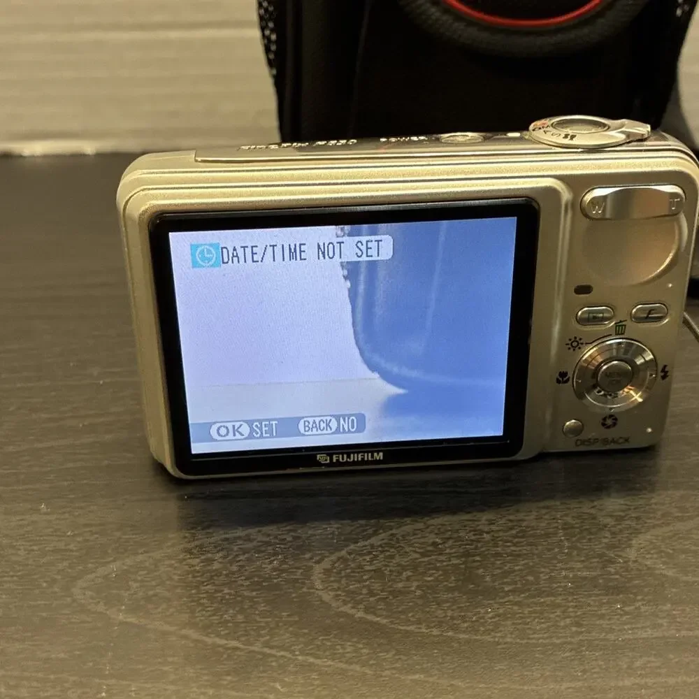 Fujifilm FinePix F650 Digital Camera & Battery Cable & Bag